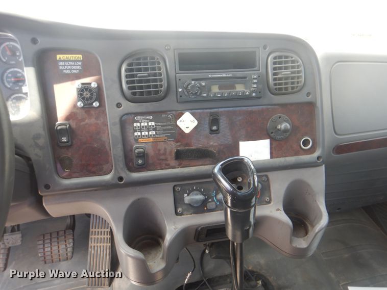 image for item DG1726 2008 Freightliner Business Class M2  flatbed truck