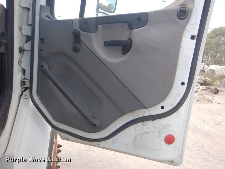 image for item DG1726 2008 Freightliner Business Class M2  flatbed truck