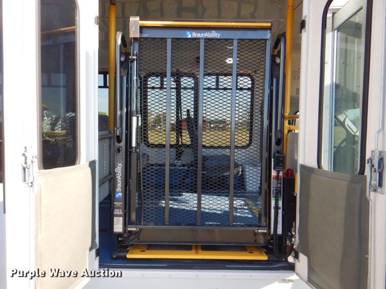 image for item DG1786 2017 Ford E450  shuttle bus