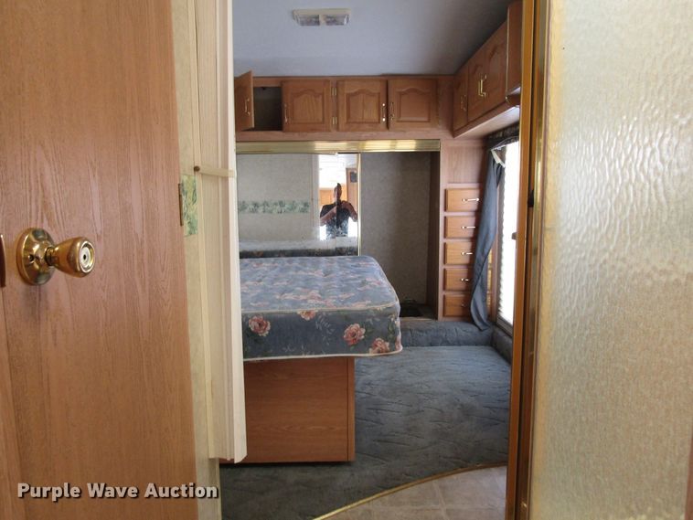 image for item EV9311 2004 Wildcat  camper