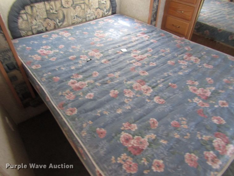 image for item EV9311 2004 Wildcat  camper