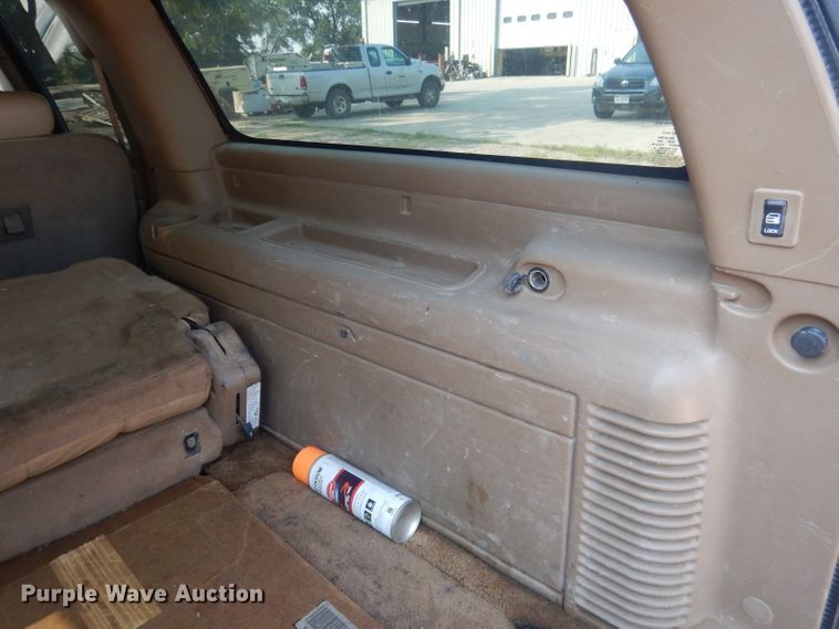 image for item HU9281 2000 Chevrolet Suburban 1500  SUV