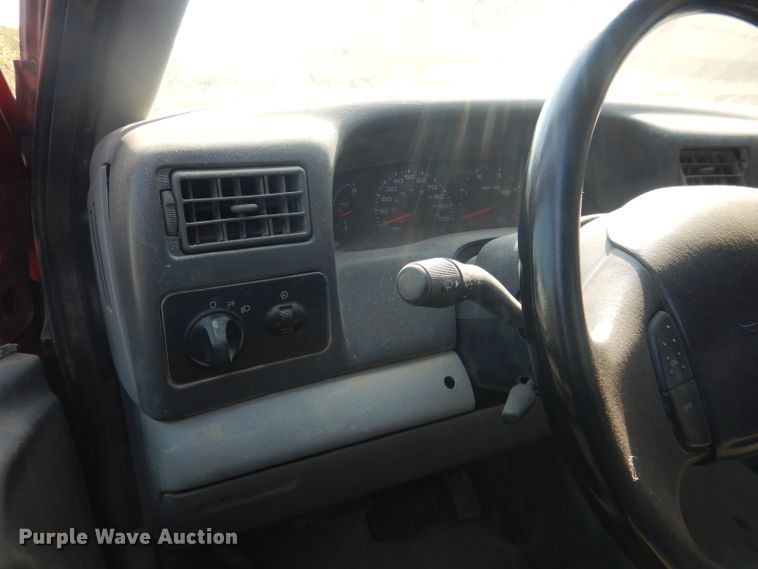 image for item HU9284 2002 Ford F550 Super Duty XL  Crew Cab flatbed truck