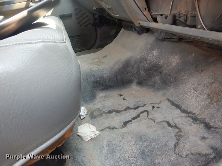 image for item HU9284 2002 Ford F550 Super Duty XL  Crew Cab flatbed truck