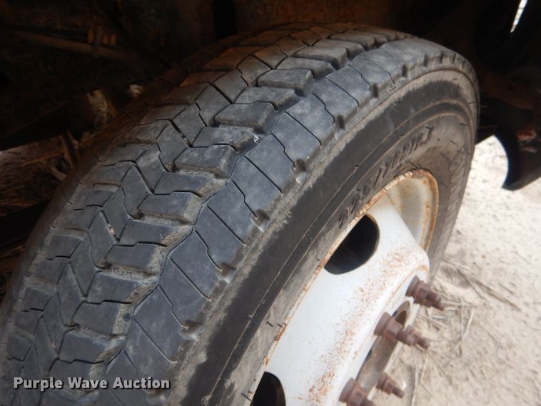 image for item HU9284 2002 Ford F550 Super Duty XL  Crew Cab flatbed truck