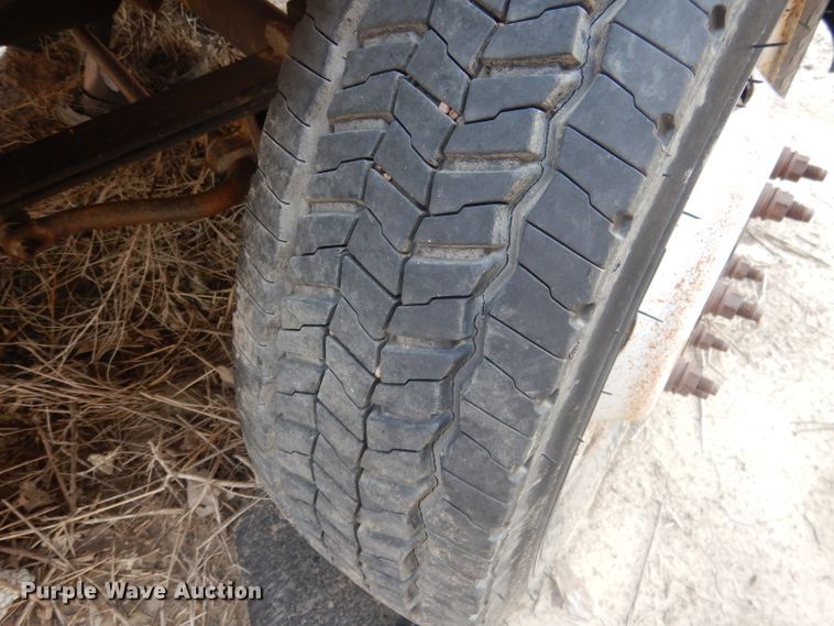 image for item HU9284 2002 Ford F550 Super Duty XL  Crew Cab flatbed truck