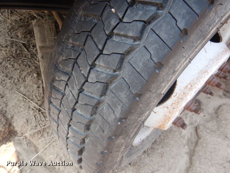 image for item HU9284 2002 Ford F550 Super Duty XL  Crew Cab flatbed truck