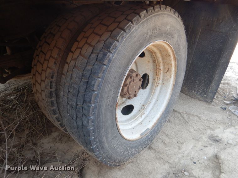 image for item HU9284 2002 Ford F550 Super Duty XL  Crew Cab flatbed truck