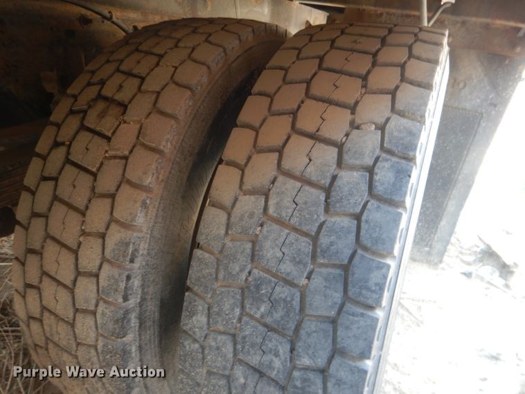 image for item HU9284 2002 Ford F550 Super Duty XL  Crew Cab flatbed truck