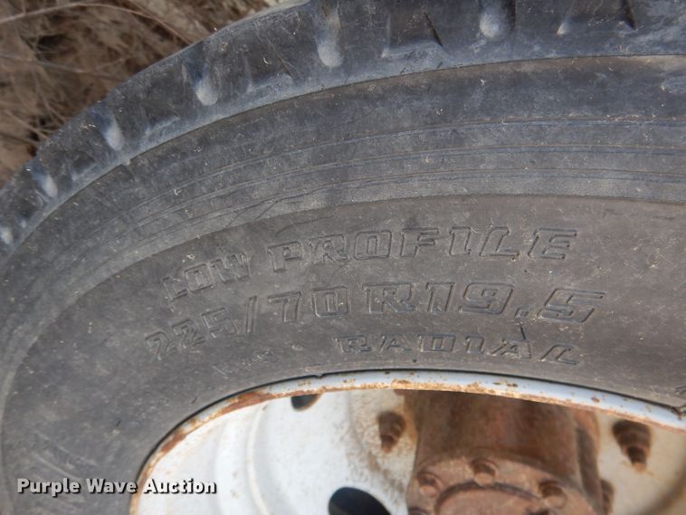 image for item HU9284 2002 Ford F550 Super Duty XL  Crew Cab flatbed truck