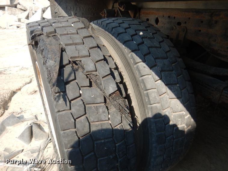 image for item HU9284 2002 Ford F550 Super Duty XL  Crew Cab flatbed truck