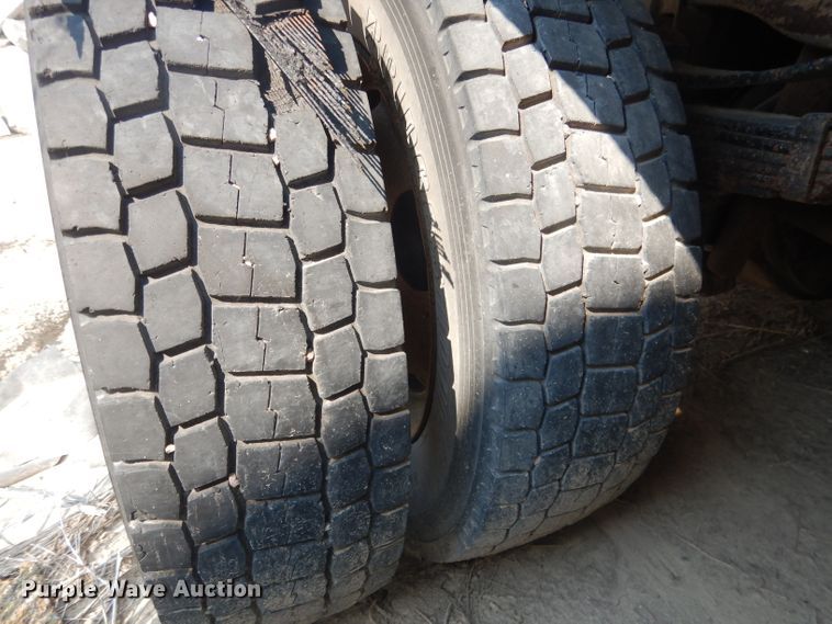 image for item HU9284 2002 Ford F550 Super Duty XL  Crew Cab flatbed truck