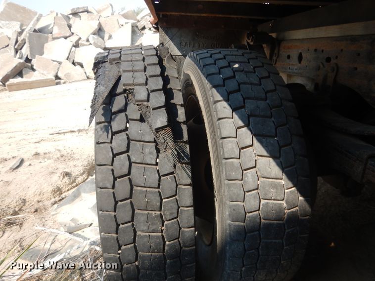 image for item HU9284 2002 Ford F550 Super Duty XL  Crew Cab flatbed truck