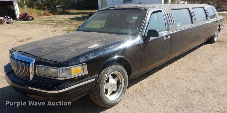 image for item HU9292 1995 Lincoln Town Car  limousine