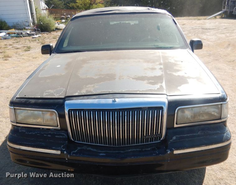 image for item HU9292 1995 Lincoln Town Car  limousine