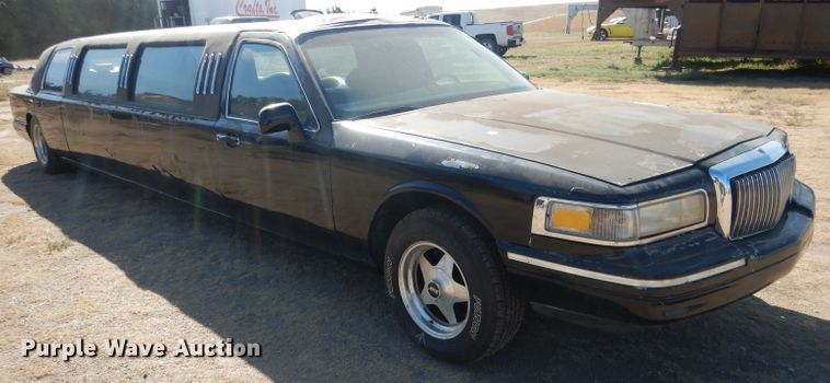 image for item HU9292 1995 Lincoln Town Car  limousine