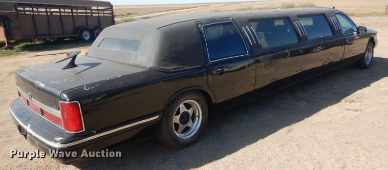 image for item HU9292 1995 Lincoln Town Car  limousine