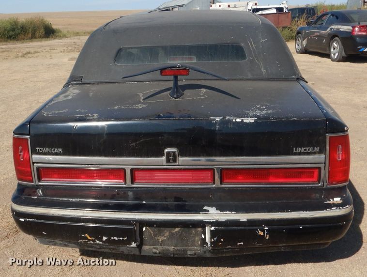 image for item HU9292 1995 Lincoln Town Car  limousine