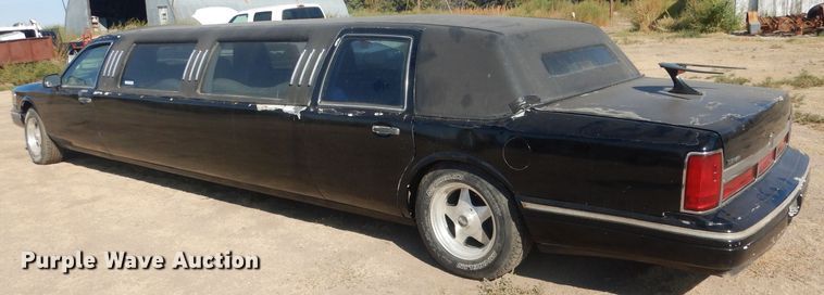 image for item HU9292 1995 Lincoln Town Car  limousine