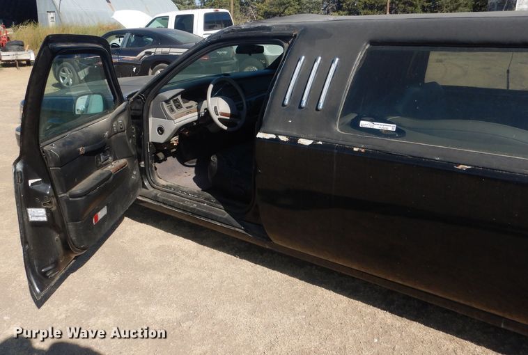 image for item HU9292 1995 Lincoln Town Car  limousine