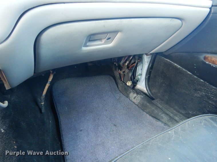 image for item HU9292 1995 Lincoln Town Car  limousine