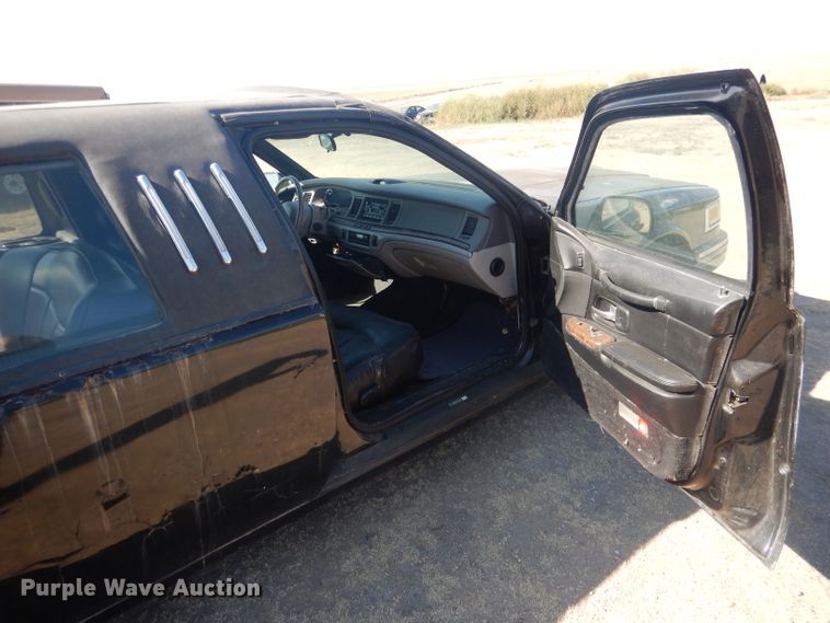 image for item HU9292 1995 Lincoln Town Car  limousine