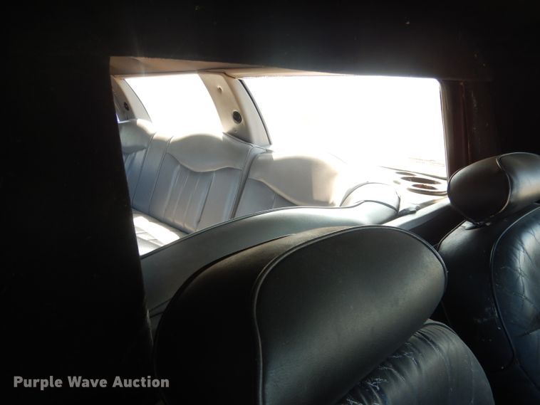 image for item HU9292 1995 Lincoln Town Car  limousine