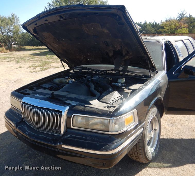 image for item HU9292 1995 Lincoln Town Car  limousine