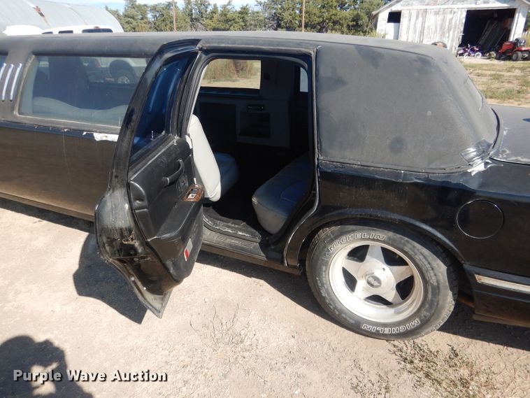 image for item HU9292 1995 Lincoln Town Car  limousine