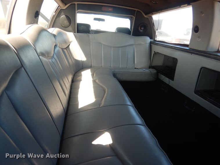 image for item HU9292 1995 Lincoln Town Car  limousine