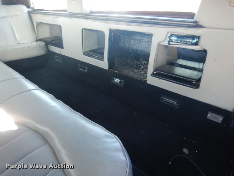 image for item HU9292 1995 Lincoln Town Car  limousine