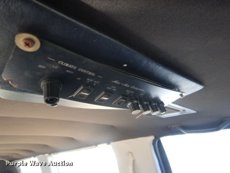 image for item HU9292 1995 Lincoln Town Car  limousine