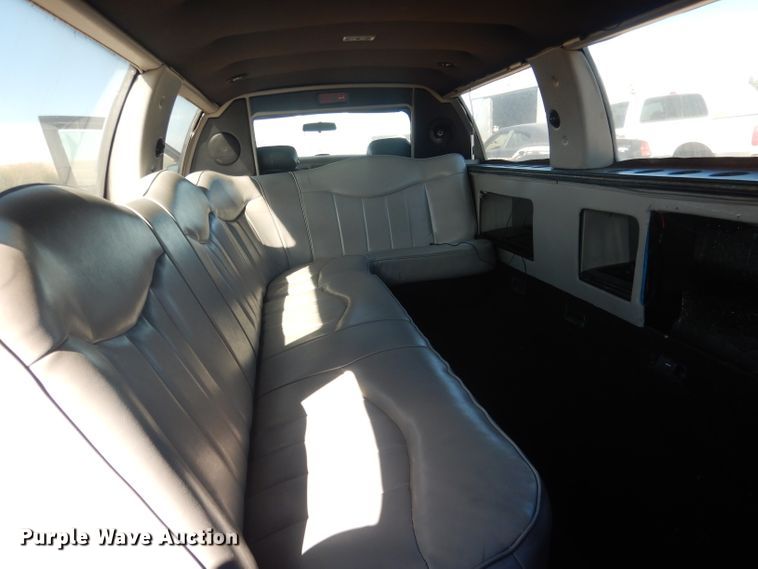 image for item HU9292 1995 Lincoln Town Car  limousine