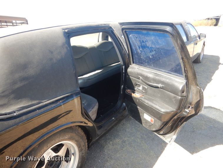 image for item HU9292 1995 Lincoln Town Car  limousine