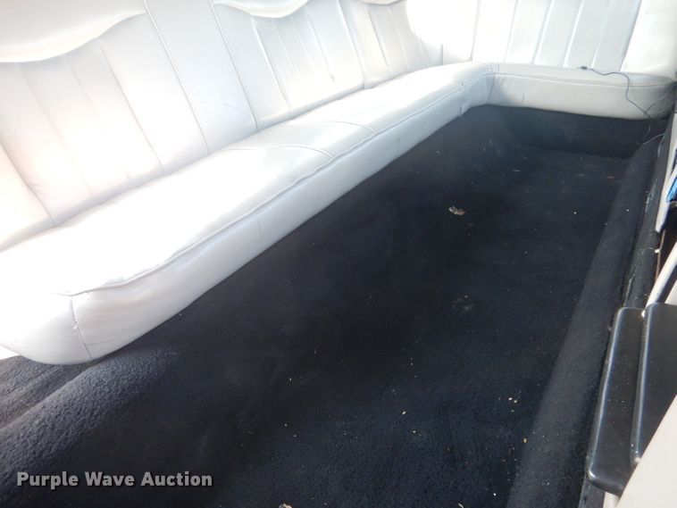 image for item HU9292 1995 Lincoln Town Car  limousine