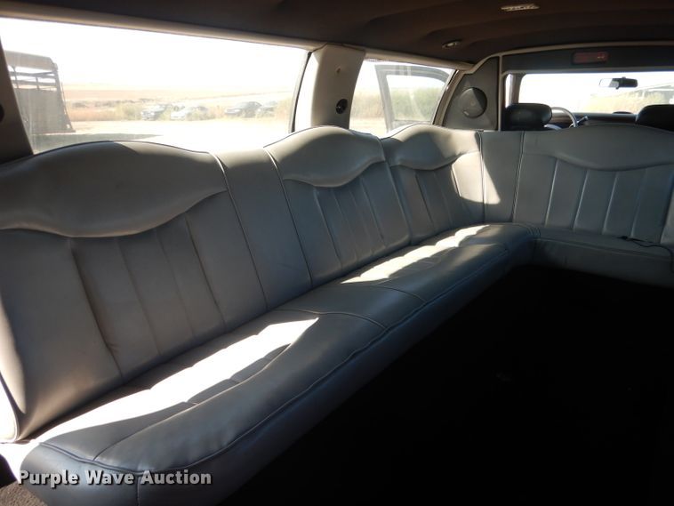 image for item HU9292 1995 Lincoln Town Car  limousine