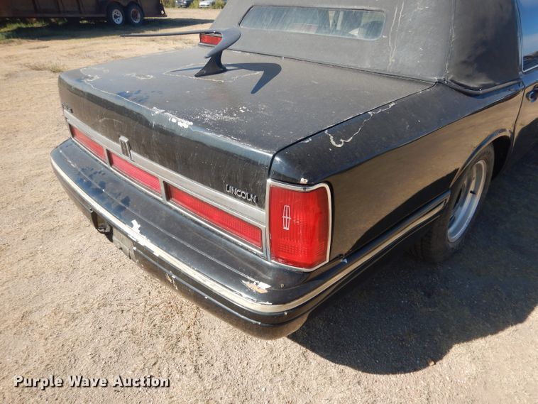 image for item HU9292 1995 Lincoln Town Car  limousine