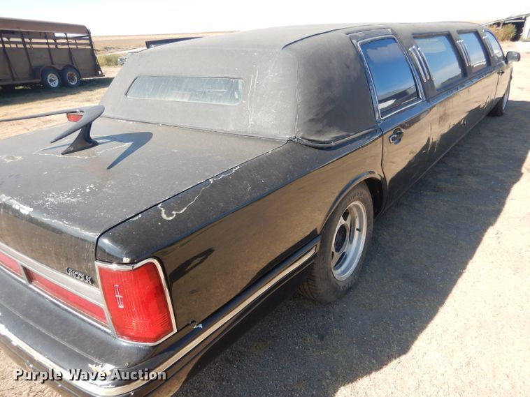 image for item HU9292 1995 Lincoln Town Car  limousine