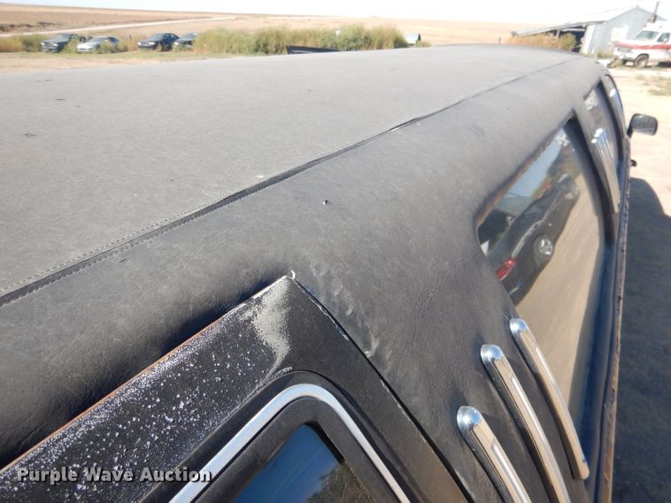 image for item HU9292 1995 Lincoln Town Car  limousine