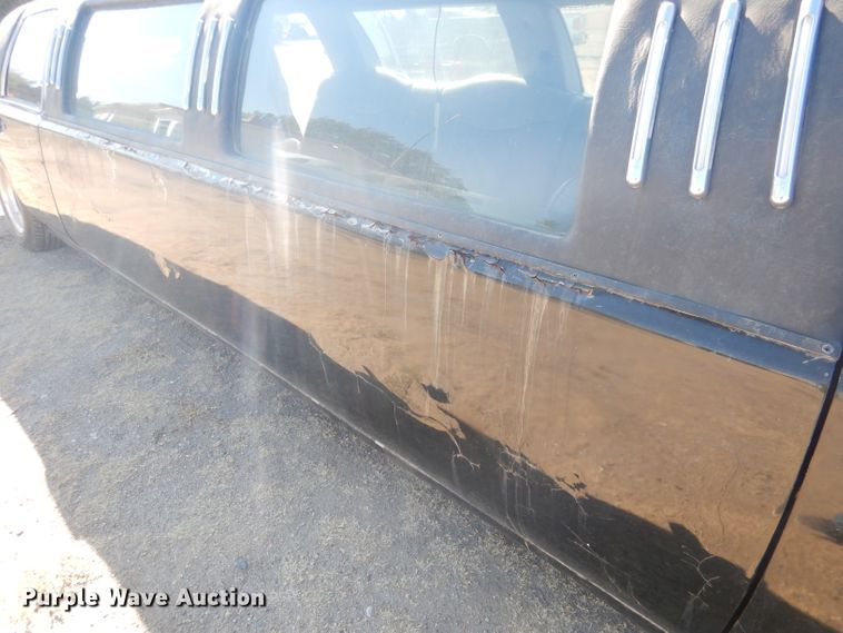 image for item HU9292 1995 Lincoln Town Car  limousine