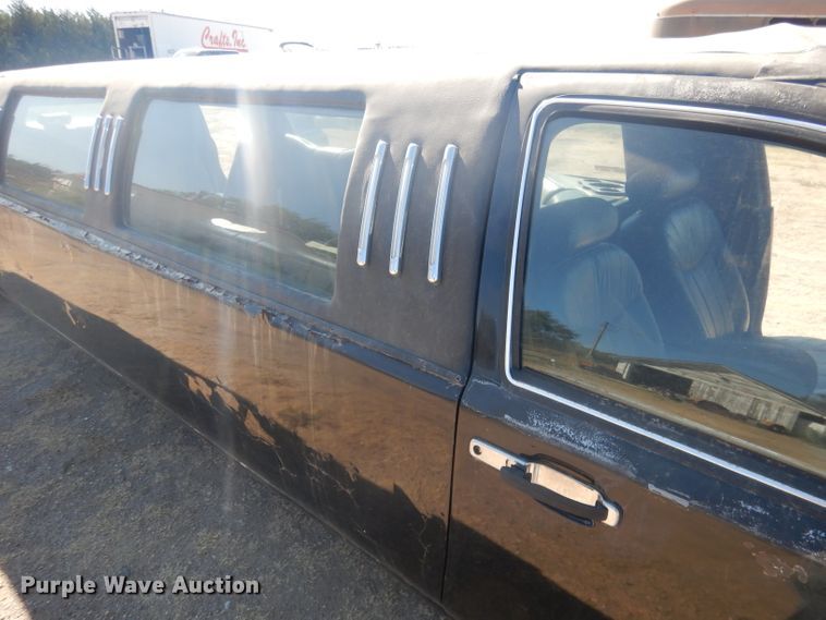 image for item HU9292 1995 Lincoln Town Car  limousine