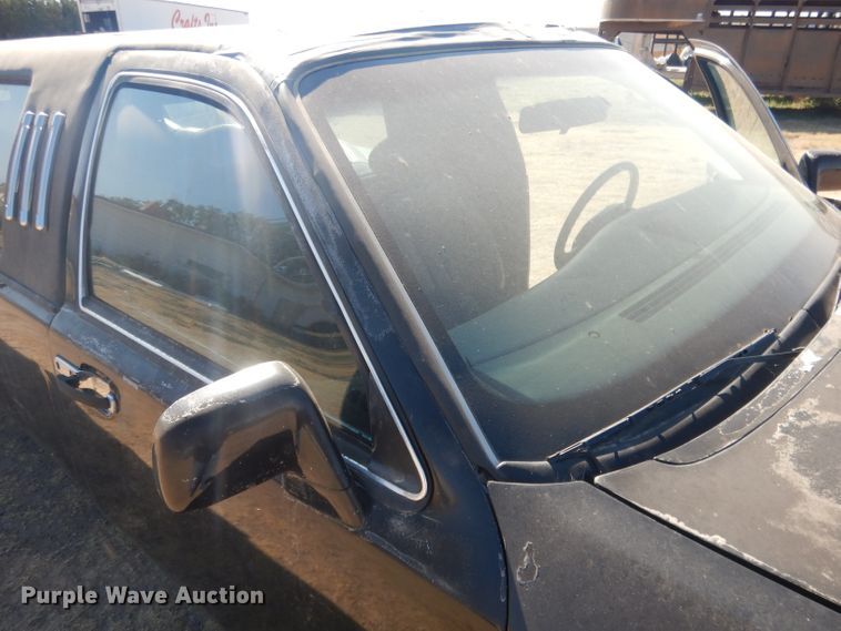 image for item HU9292 1995 Lincoln Town Car  limousine