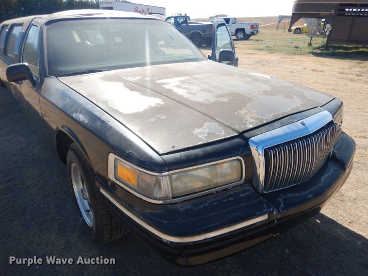 image for item HU9292 1995 Lincoln Town Car  limousine