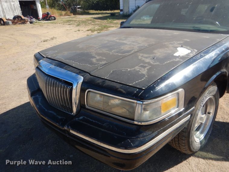 image for item HU9292 1995 Lincoln Town Car  limousine