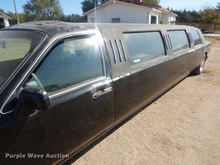 image for item HU9292 1995 Lincoln Town Car  limousine