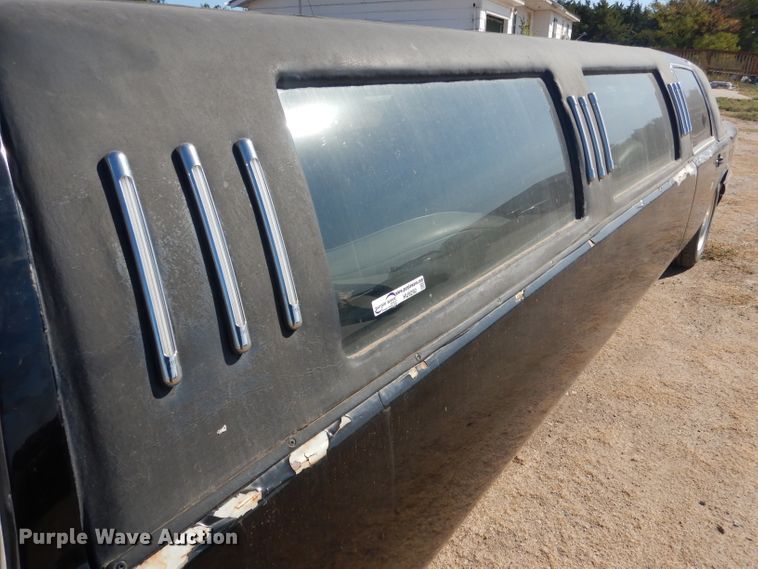 image for item HU9292 1995 Lincoln Town Car  limousine