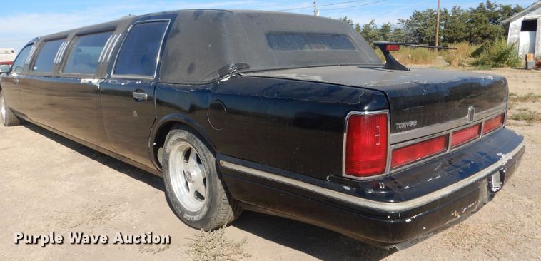 image for item HU9292 1995 Lincoln Town Car  limousine