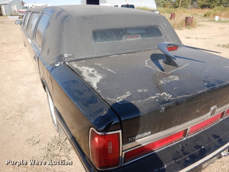 image for item HU9292 1995 Lincoln Town Car  limousine