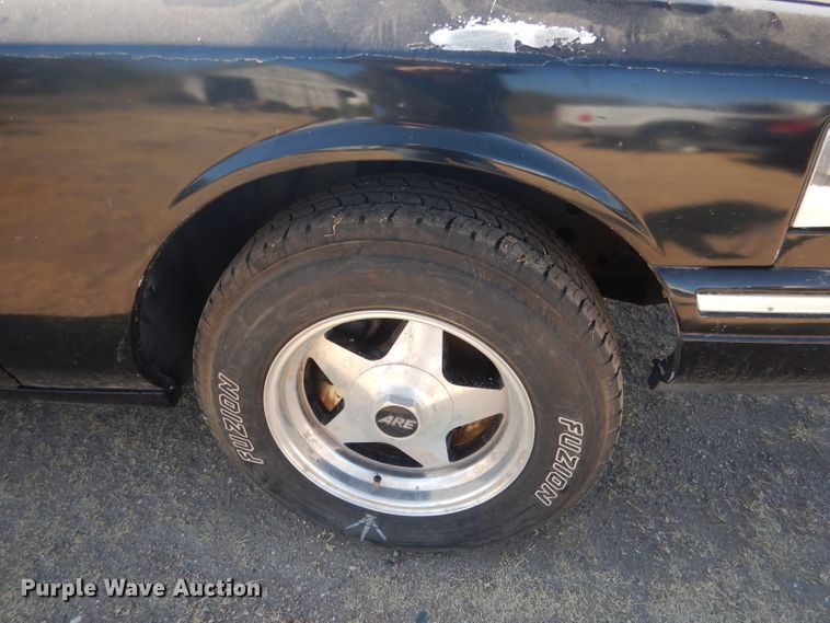 image for item HU9292 1995 Lincoln Town Car  limousine