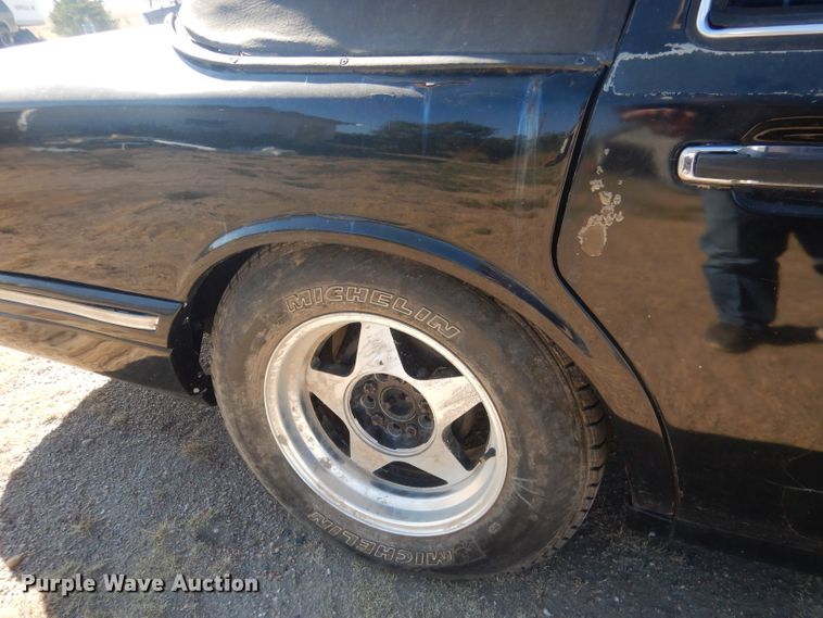 image for item HU9292 1995 Lincoln Town Car  limousine